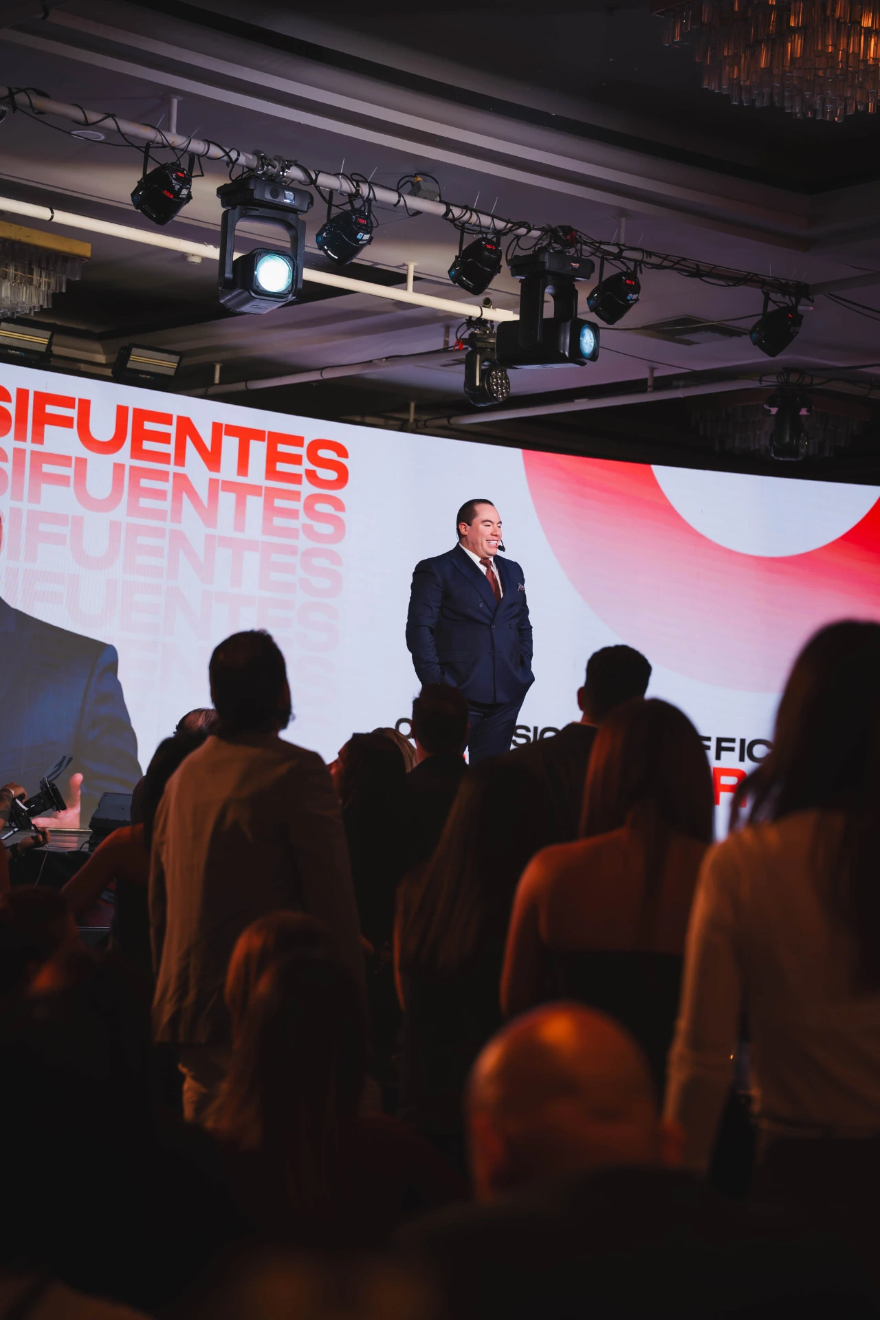 Jonathan Sifuentes compartiendo su visión en el escenario